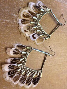 KENDRA SCOTT RAVEN FEATHER EARRINGS *rare*